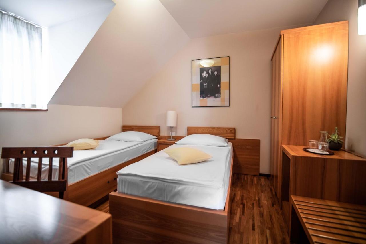 Hotel Dvor Jezersek Brnik Cerklje na Gorenjskem Ngoại thất bức ảnh