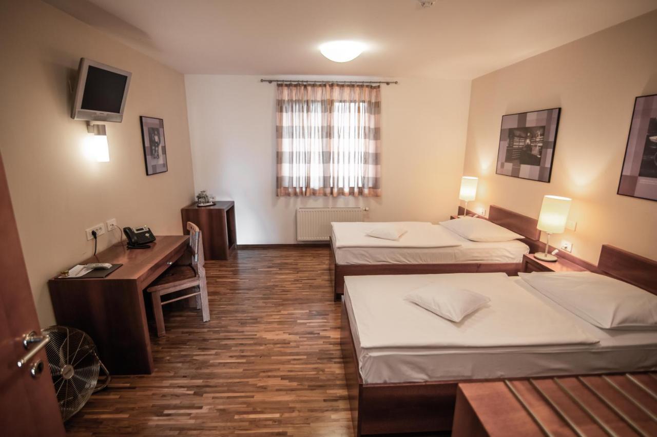Hotel Dvor Jezersek Brnik Cerklje na Gorenjskem Ngoại thất bức ảnh