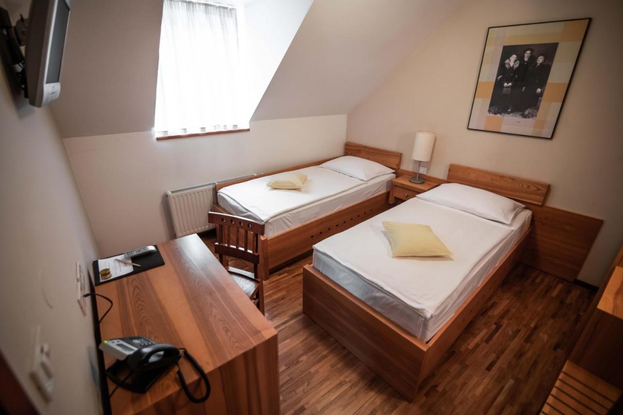 Hotel Dvor Jezersek Brnik Cerklje na Gorenjskem Ngoại thất bức ảnh