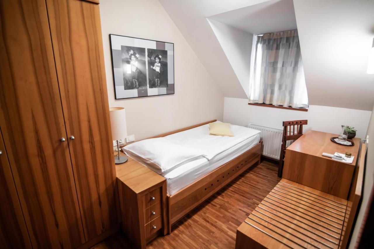 Hotel Dvor Jezersek Brnik Cerklje na Gorenjskem Ngoại thất bức ảnh