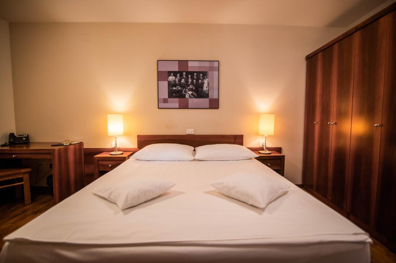 Hotel Dvor Jezersek Brnik Cerklje na Gorenjskem Ngoại thất bức ảnh