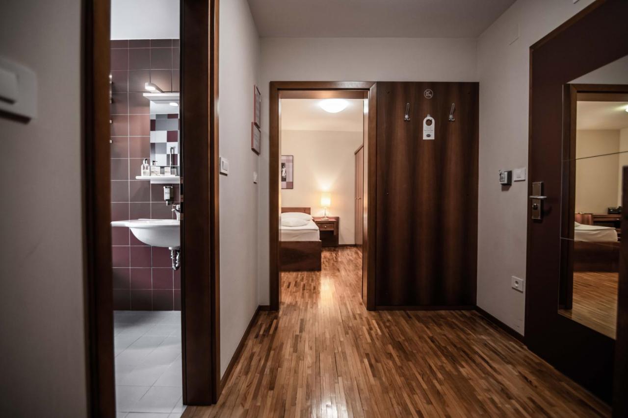 Hotel Dvor Jezersek Brnik Cerklje na Gorenjskem Ngoại thất bức ảnh