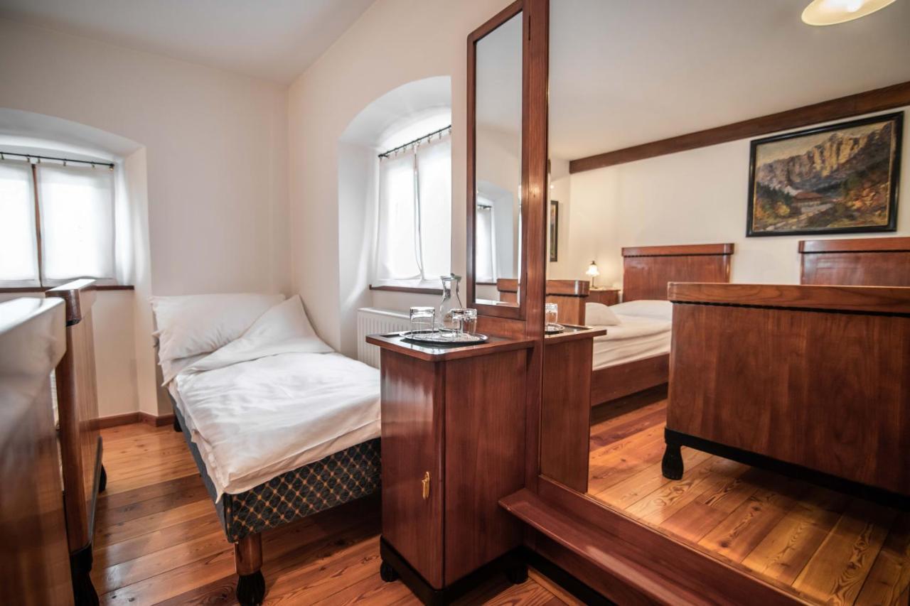 Hotel Dvor Jezersek Brnik Cerklje na Gorenjskem Ngoại thất bức ảnh