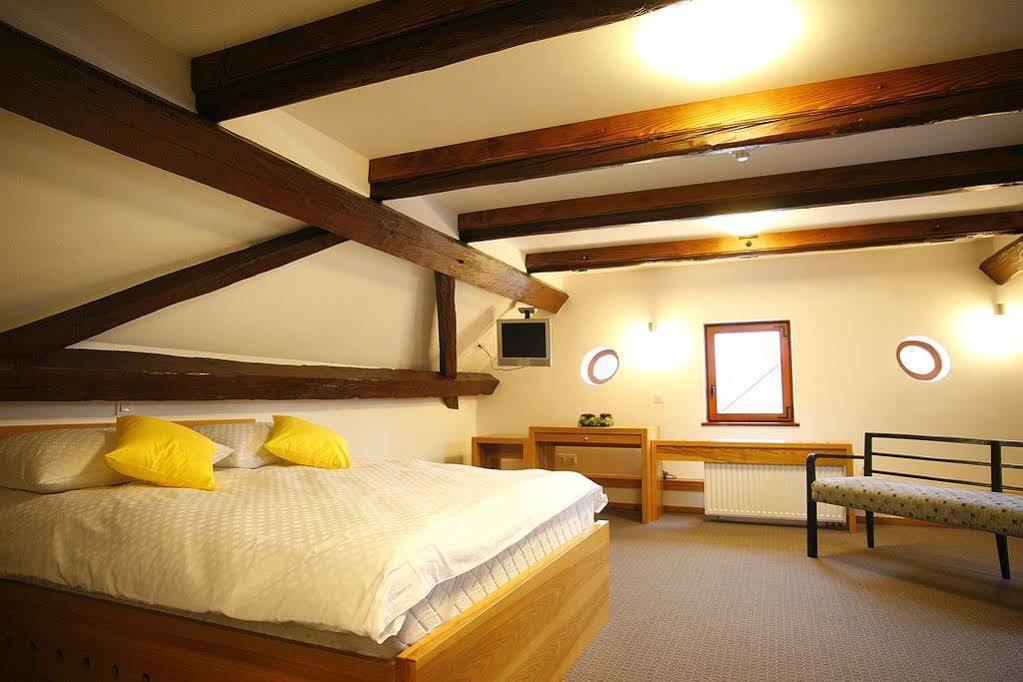 Hotel Dvor Jezersek Brnik Cerklje na Gorenjskem Ngoại thất bức ảnh