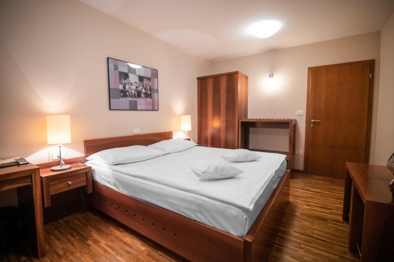 Hotel Dvor Jezersek Brnik Cerklje na Gorenjskem Ngoại thất bức ảnh