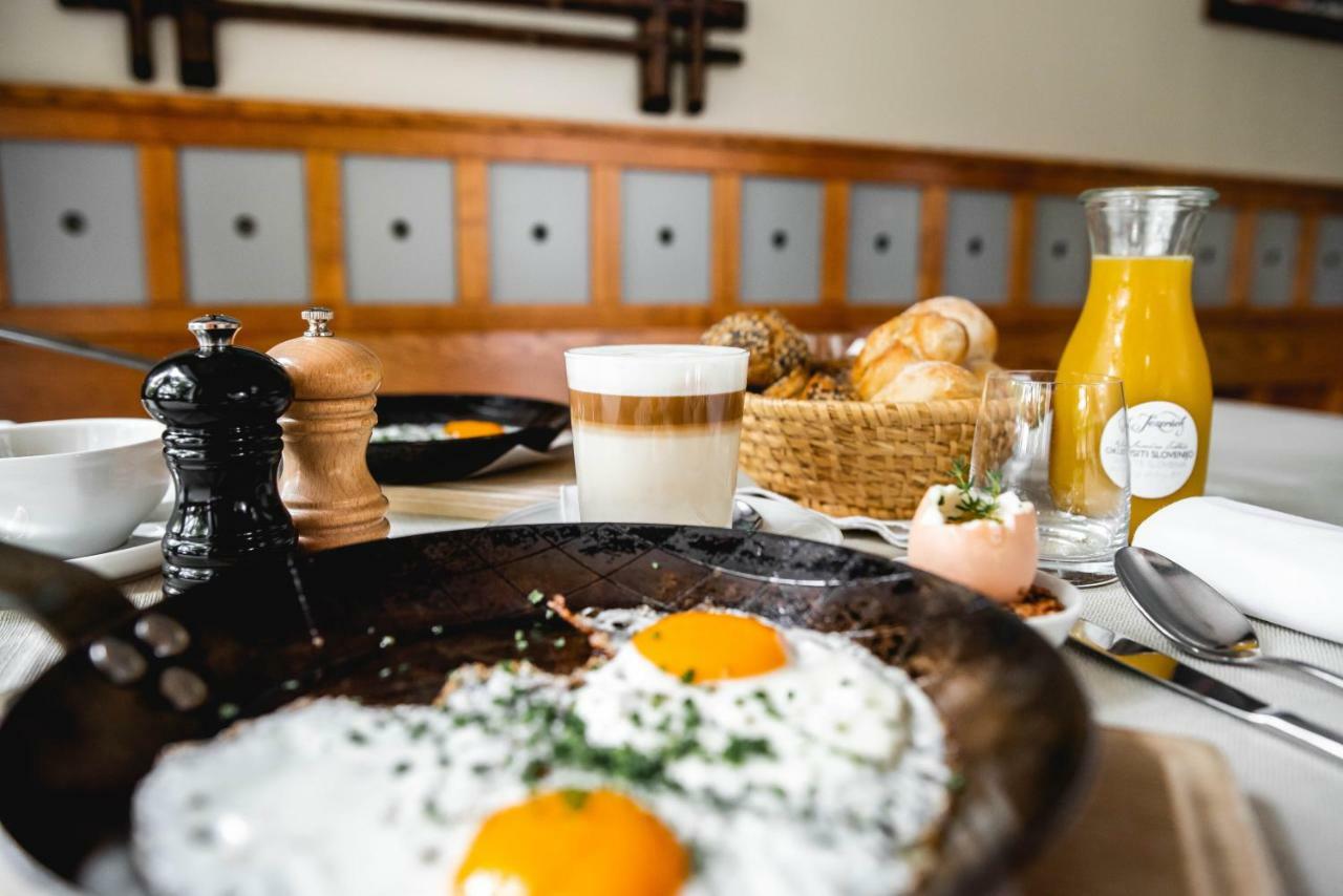 Hotel Dvor Jezersek Brnik Cerklje na Gorenjskem Ngoại thất bức ảnh