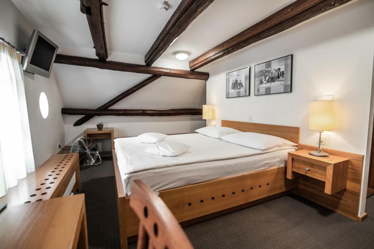 Hotel Dvor Jezersek Brnik Cerklje na Gorenjskem Ngoại thất bức ảnh