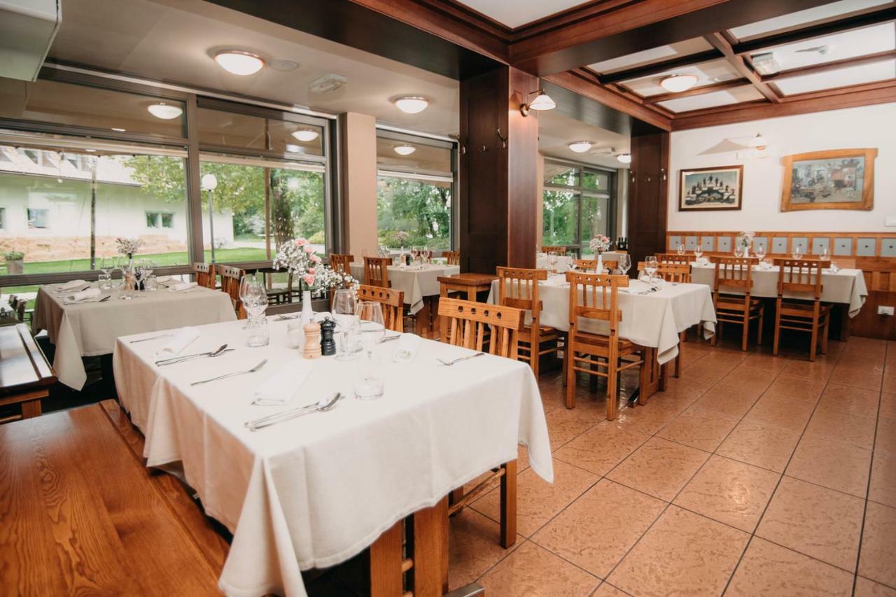 Hotel Dvor Jezersek Brnik Cerklje na Gorenjskem Ngoại thất bức ảnh