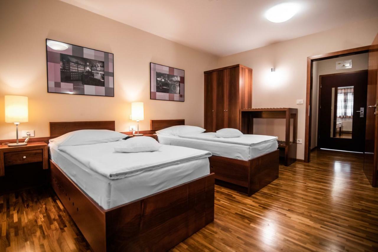 Hotel Dvor Jezersek Brnik Cerklje na Gorenjskem Ngoại thất bức ảnh