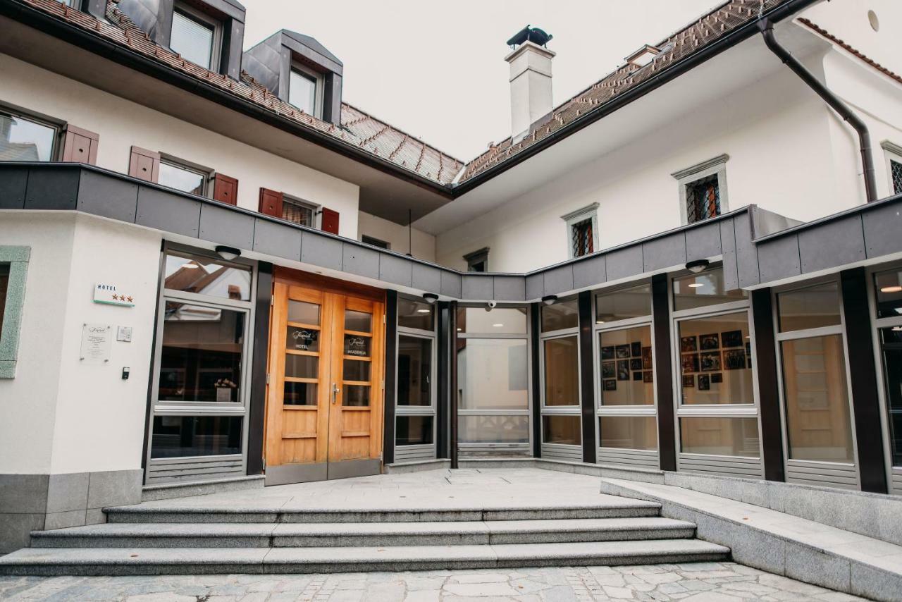 Hotel Dvor Jezersek Brnik Cerklje na Gorenjskem Ngoại thất bức ảnh