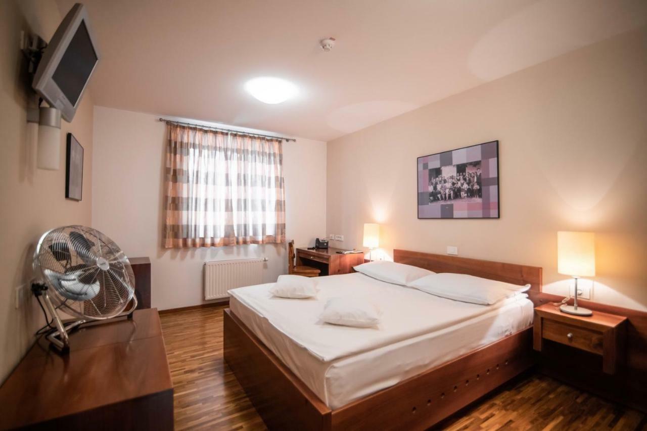 Hotel Dvor Jezersek Brnik Cerklje na Gorenjskem Ngoại thất bức ảnh
